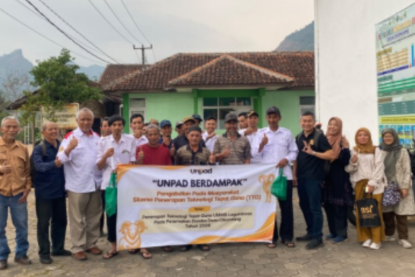 UNPAD BERDAMPAK, Hadirkan Teknologi UMMB Leguminosa untuk Peternak Domba Desa Cikondang